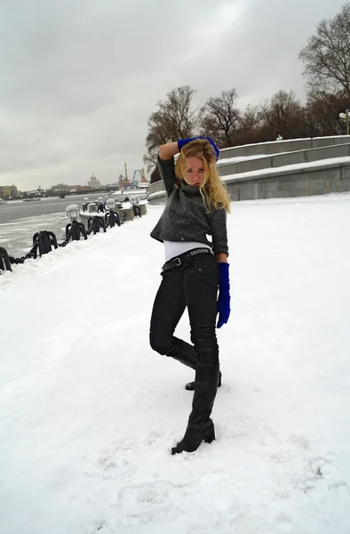 Dívka tance v zimě na sněhu, Moskva — Stock fotografie