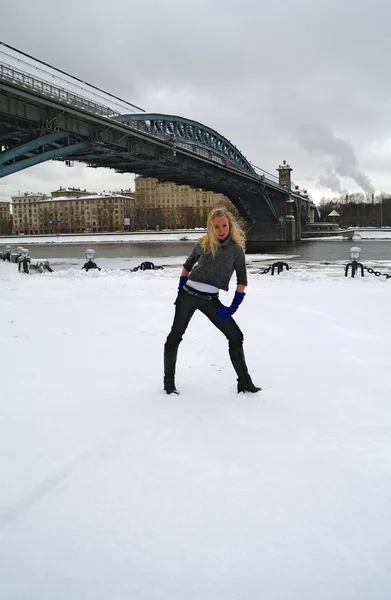 女孩费用在冬天在雪地上 Pushkinsky 莫斯科 俄罗斯 — 图库照片