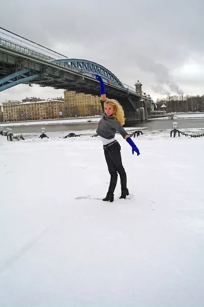 Muchacha Baila Sobre Puente Invierno Sobre Nieve Muelle Pushkinsky Moscú — Foto de Stock