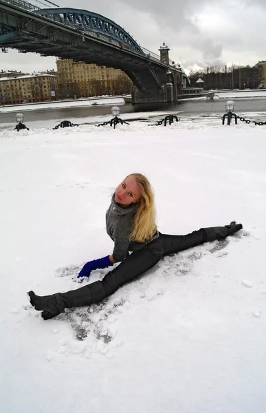 Girl Sits Twine Winter Snow Pushkinsky Quay Moscow Russia — Stock Photo, Image