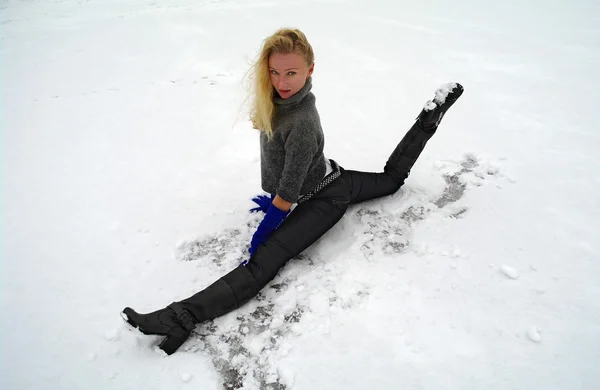 Das Mädchen Sitzt Auf Einem Bindfaden Winter Auf Schnee Moskau — Stockfoto