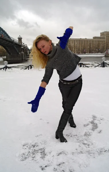 La fille danse en hiver sur la neige, Moscou — Photo