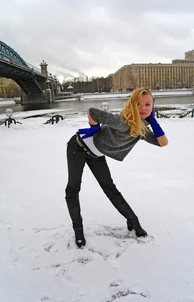 Muchacha Baila Invierno Sobre Nieve Muelle Pushkinsky Moscú Rusia — Foto de Stock