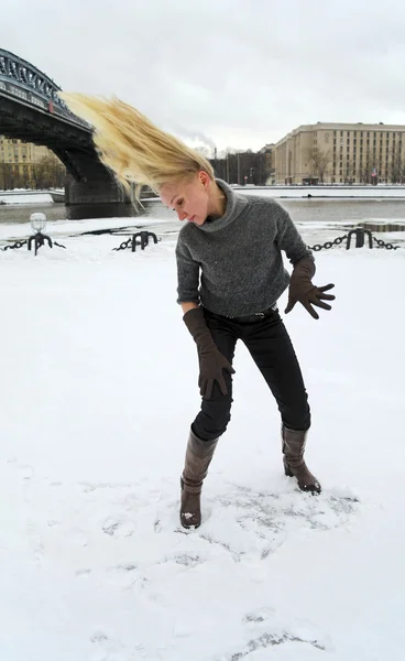 Ragazza Balla Nell Inverno Neve Banchina Pushkinsky Mosca Russia — Foto Stock