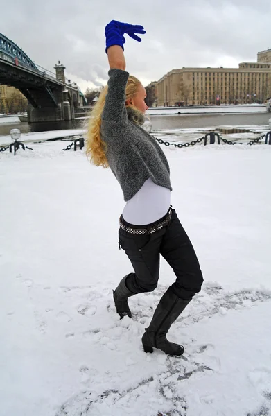 Pigen danser om vinteren på sne, Moskva - Stock-foto