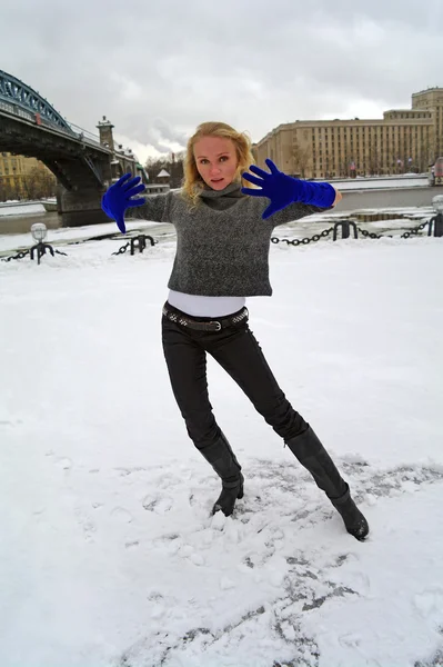 Dívka Tance Zimě Sněhu Pushkinsky Nábřeží Moskva Rusko — Stock fotografie