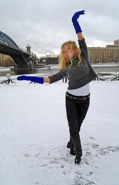 Das Mädchen tanzt im Winter auf Schnee, Moskau — Stockfoto