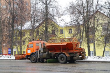 kamyon bir kir ve kar sarı ev karşı yoldan temizler