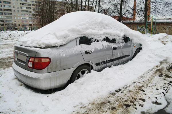 O carro na neve no inverno, Região de Moscou — Fotografia de Stock