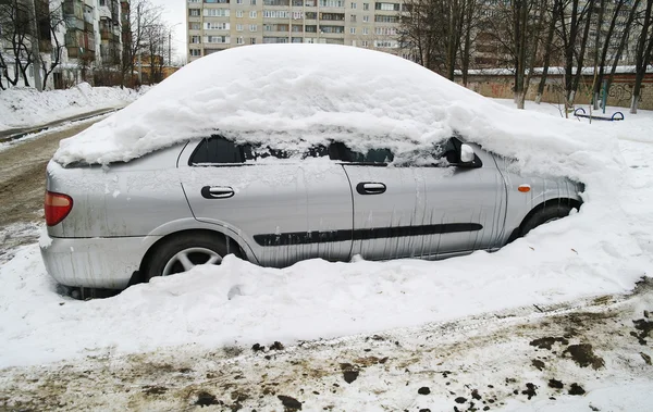 La voiture dans la neige en hiver, région de Moscou — Photo