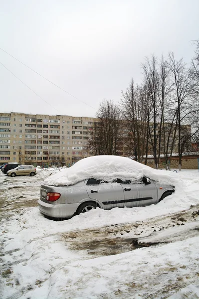 Das Auto im Schnee im Winter, Moskauer Gebiet — Stockfoto
