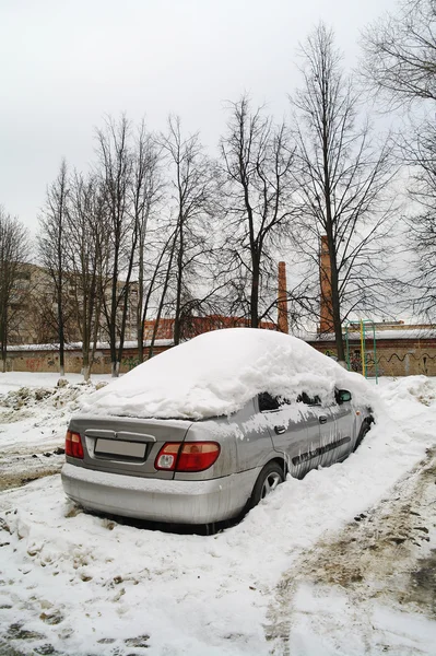 La voiture dans la neige en hiver, région de Moscou — Photo
