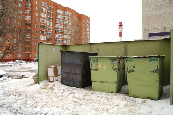 Garbage tanke om huset om vinteren, Moskva-regionen - Stock-foto