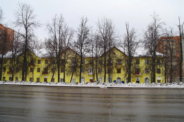 Żółty dom w mieście domodedovo moscow region — Zdjęcie stockowe