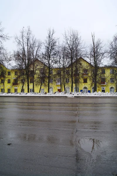 Žlutý dům ve městě domodedovo, Moskevská oblast — Stock fotografie