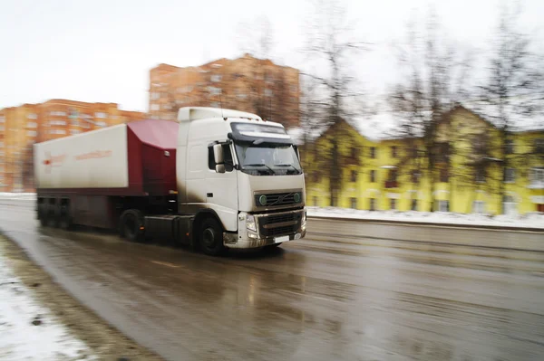 Kamyonun arka plan üzerinde sarı evin yol gidiyor