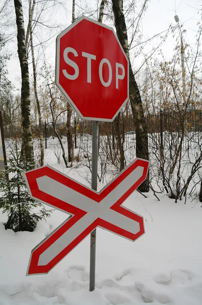 Zeichen zu Fuß, im Winter im Park — Stockfoto