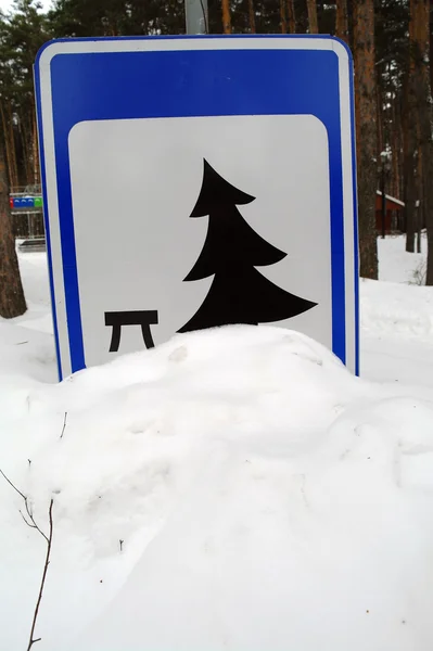 Zeichen Urlaub vor Ort, im Winter im Park — Stockfoto