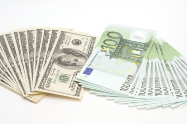 Birçok Euro ve dolar beyaz arka plan üzerinde