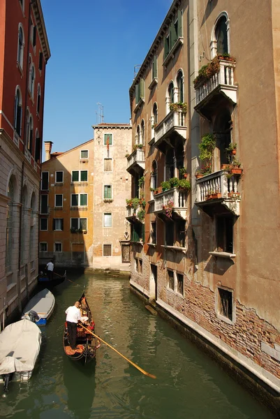 在威尼斯运河游客缆车 — 图库照片