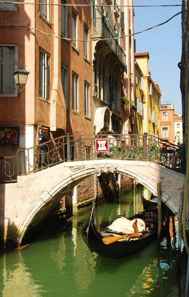 孤独缆车在威尼斯运河 — 图库照片