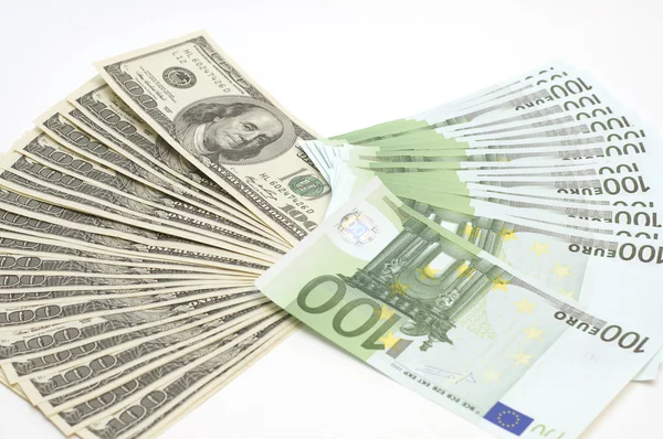 Birçok Euro ve dolar beyaz arka plan üzerinde