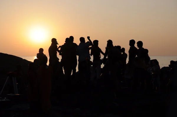 シルエット ダンス チーム。海に沈む夕日 — ストック写真