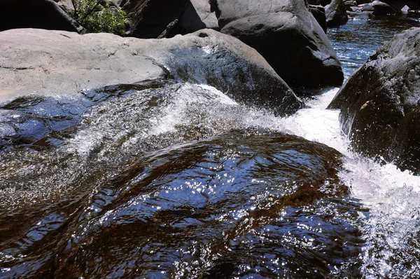 Aguas de manantial (río de montaña) y cascada —  Fotos de Stock