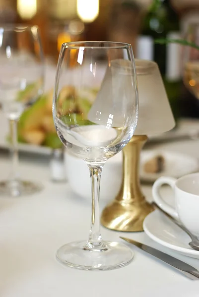 Empty wine glass in table restaurant — Stock Photo, Image