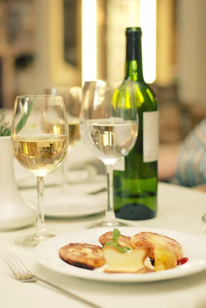 Botella de vino con copas en la mesa en restaurante —  Fotos de Stock