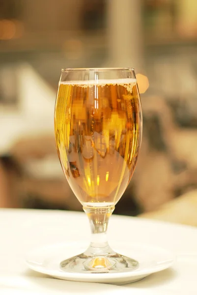 Склянка пива на столі — стокове фото