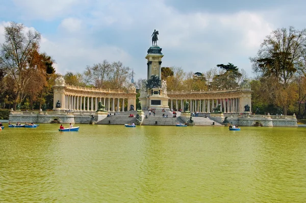 Monumento a Alfonso XII en el Parque del Retiro, Madrid — Foto de Stock