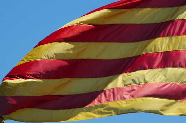 Flaga Katalonii na wiatr — Zdjęcie stockowe