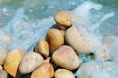 Deniz suyu bir Beach kömür topakları üzerinde sıçrama