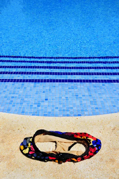 Schwimmbad und Badeanzug — Stockfoto