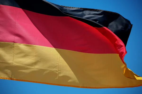Vlag van Duitsland zwaaiend op de wind — Stockfoto