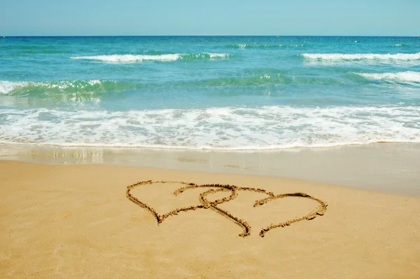 Herzen im Sand — Stockfoto