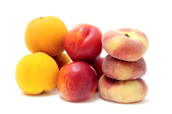 Купа різних видів персиків — стокове фото