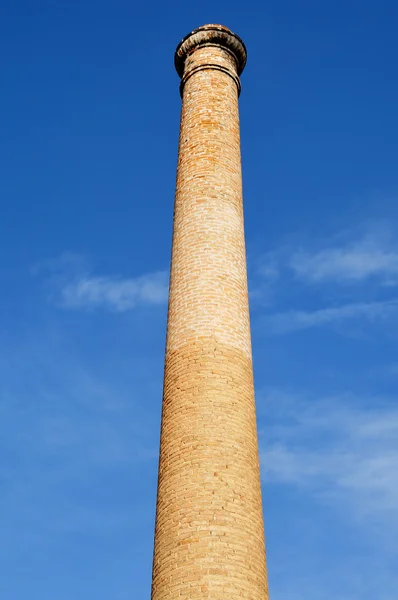 Antigua chimenea industrial. — Foto de Stock