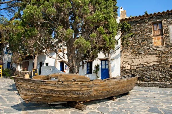 Old boat with a cypress in Portlligat, Cadaques, Spain — Stock Photo, Image