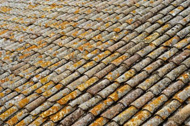 taşlarla yapılmış eski bir çatı detayı