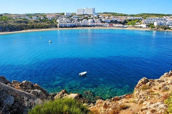 Pohled z pláže arenal d'es castell v menorca, Baleárské ostrovy, — Stock fotografie