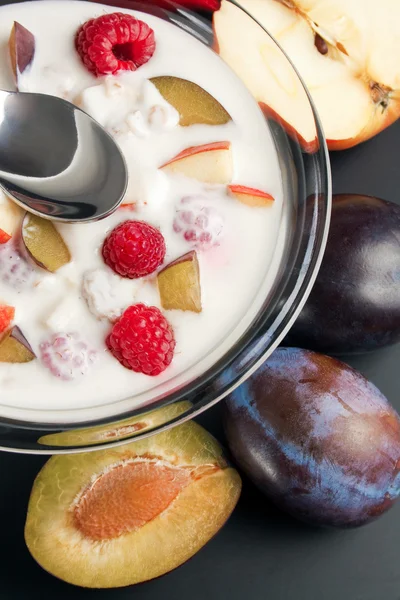 ヨーグルトの果実の部分と混合 — ストック写真