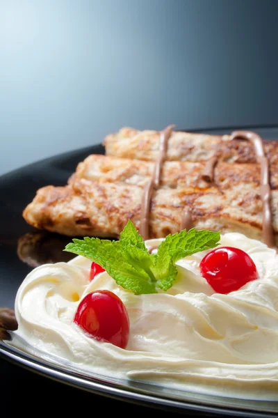 Pancakes with cream and chocolate. — Stock Photo, Image