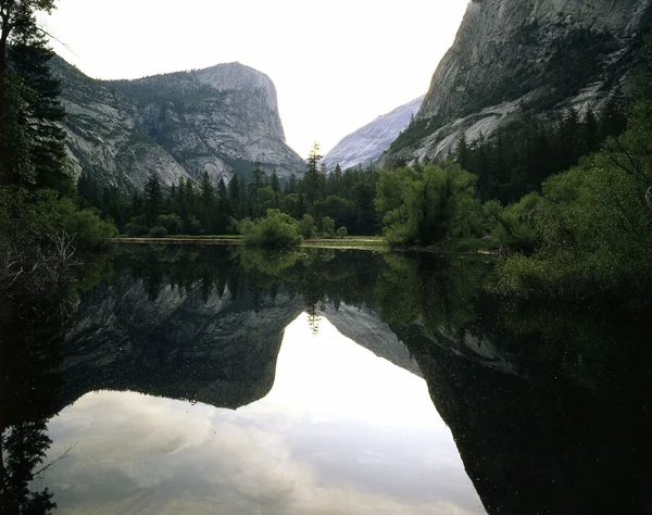Specchio lago, parco nazionale di yosemite, california — Foto Stock