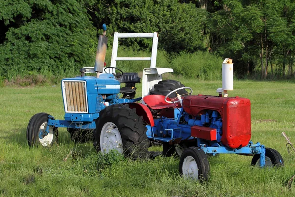 2 つの農業トラクター — ストック写真
