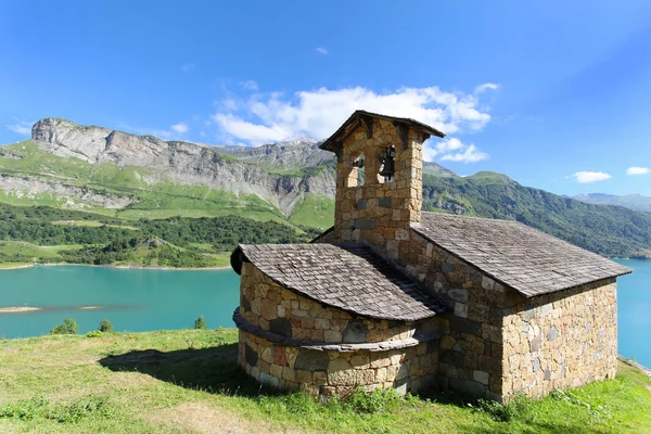 Jezero a kaple — Stock fotografie