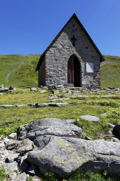 Pequena capela alpina — Fotografia de Stock