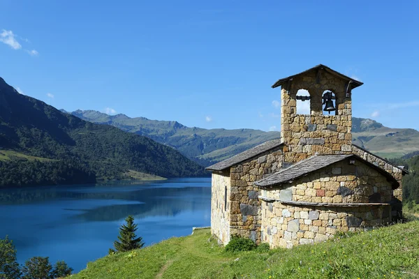 Jezero a kaple — Stock fotografie