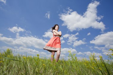 Rüzgar tadını sahaya duran güzel genç kadın